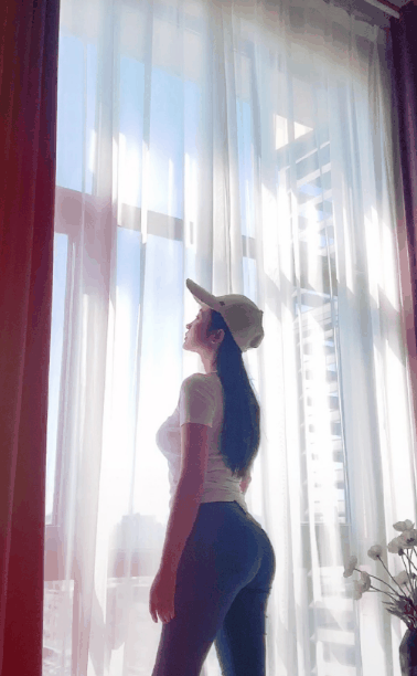 最新验证身高168的漂亮姑娘，蜜桃臂，波大线条超棒。